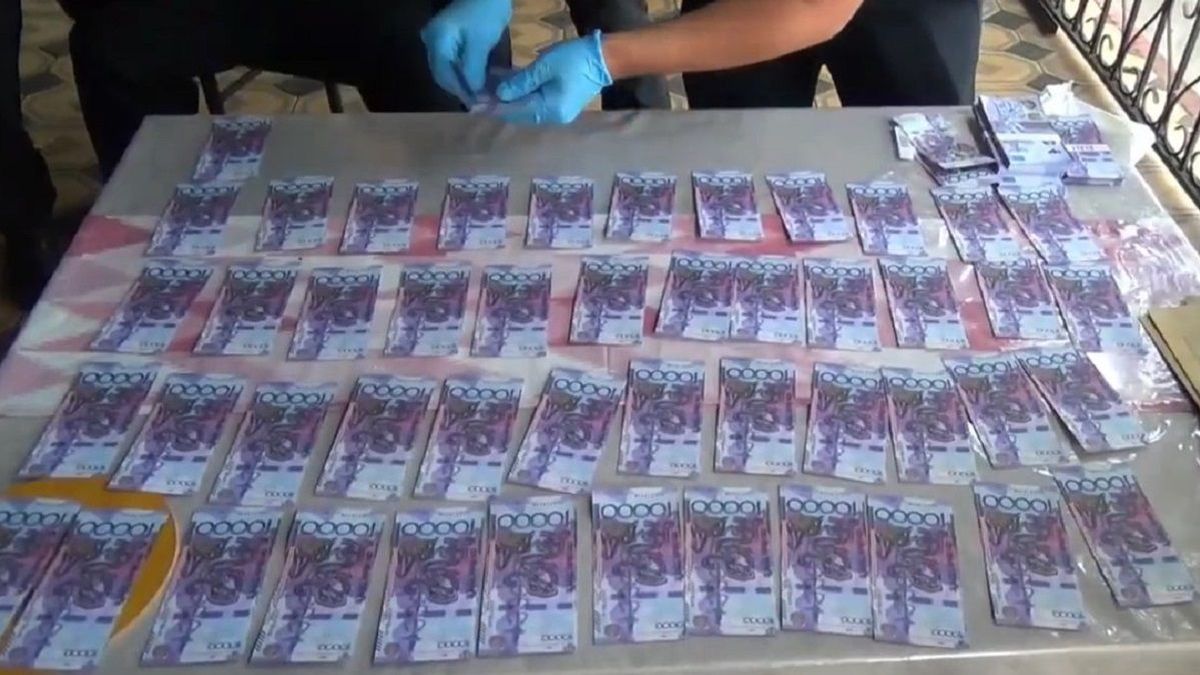 Казахстанца задержали после получения 5 млн тенге (видео)