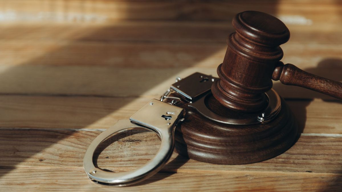 Судебного исполнителя осудили за то, что снял арест со счета должника в Алматы