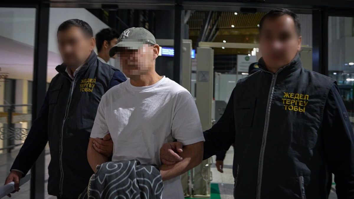 КНБ показал кадры экстрадиции казахстанца в Астану после пяти лет розыска (фото, видео)