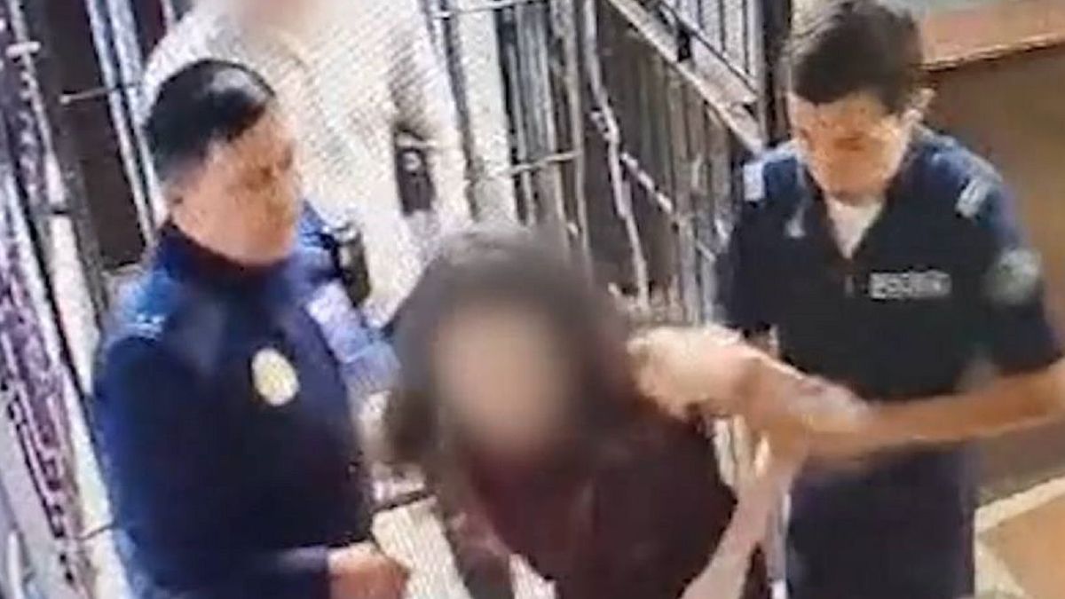 “Унижающий характер”: алматинка обвинила сотрудников полиции в сексуальном насилии (видео)
