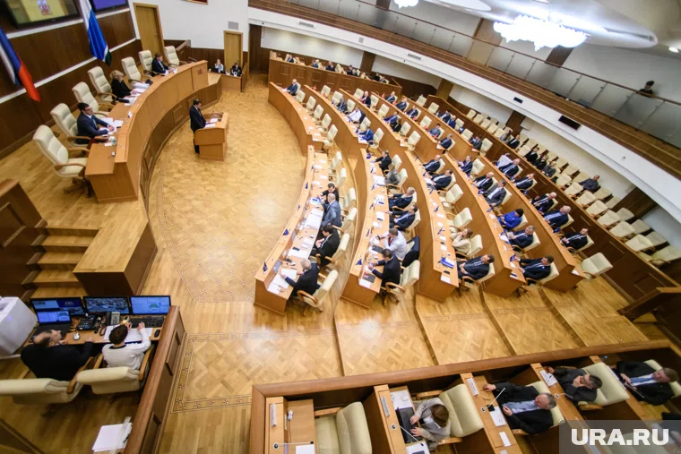 Восемь ФПГ поделили свердловское заксобрание, но всерьез усилилась лишь одна