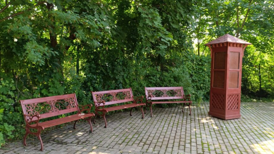 Скамейки, качели и кованые элементы: в Казани обновляют территорию Дома-музея Ленина 28/07/2026 –