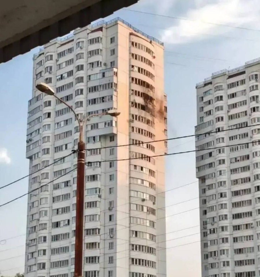 Беспилотники ВСУ повредили жилой дом и завод в Чехове