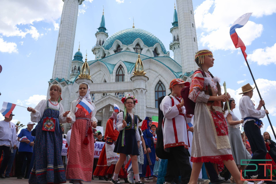 Хоровод единства: в Казанском кремле сплели «Мозаику культур» в День России