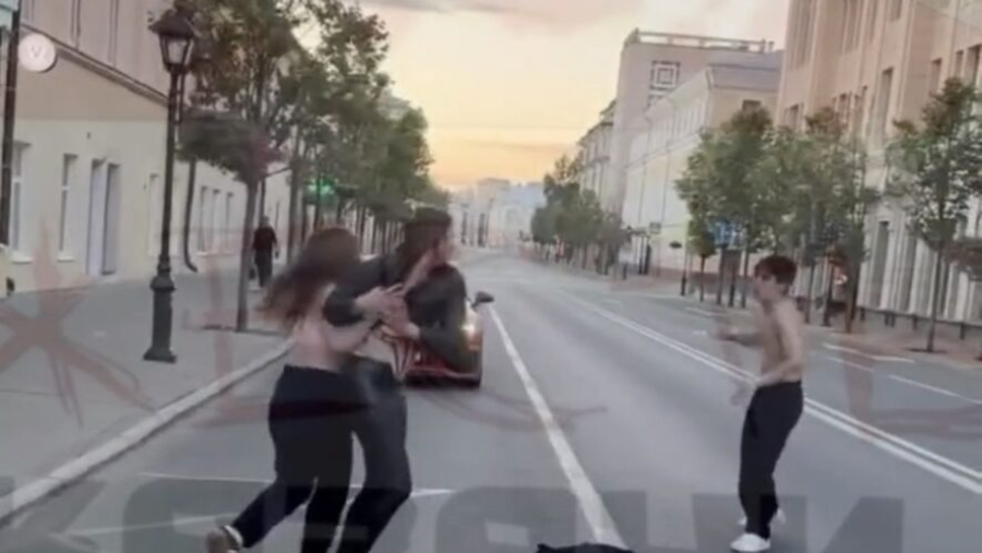 Бои без правил: две девушки и парень устроили драку на дороге в центре Казани - видео 06/08/2026 – Новости