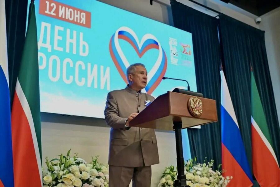 Рустам Минниханов наградил госнаградами отличившихся татарстанцев
