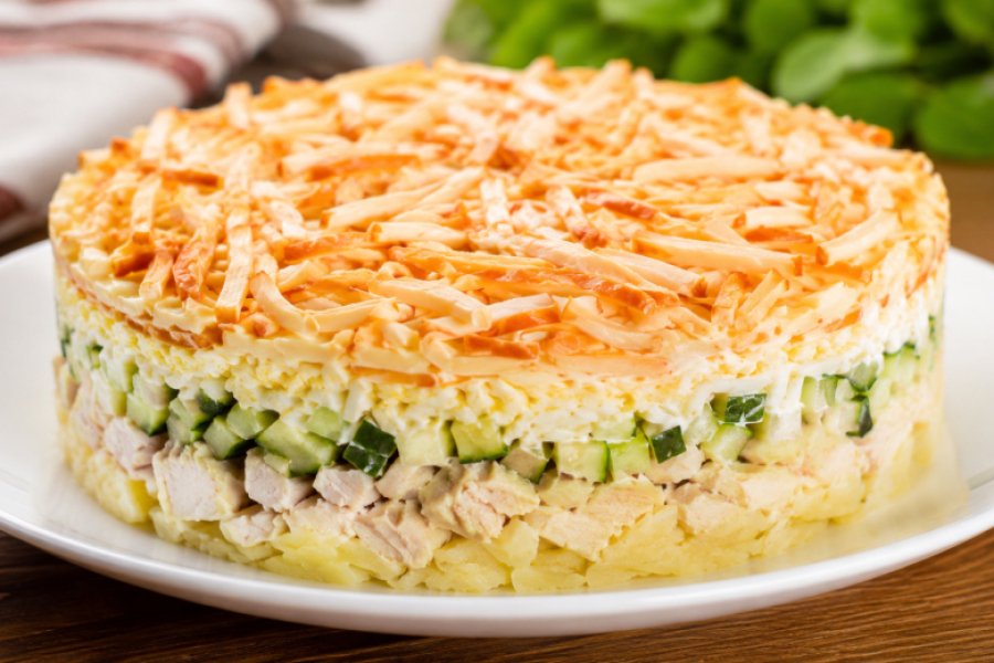 Салат «Курочка под копченой шубкой» подойдет и на праздник, и на вкусный ужин. Простые ингредиенты и изюминка сыра