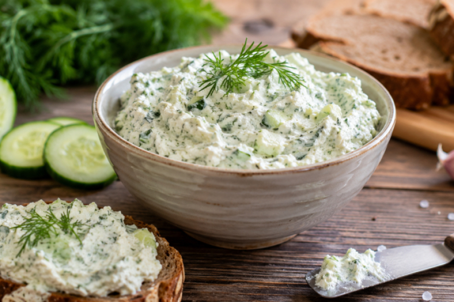 На хлеб, в лаваш и просто так: намазка для похудения — вкусная и простая, нужен творог и огурцы